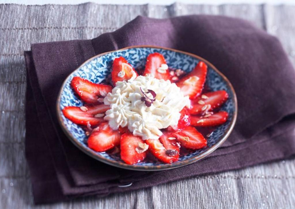 Carpaccio de fraises, crème fouettée au gingembre