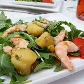 Salade de saint-jacques, crevettes et poivrons confits