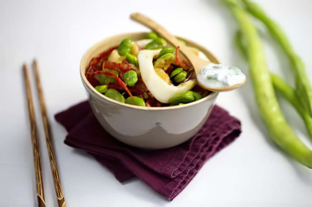 Wok de calamars, poêlée de fèves et fromage blanc aillé