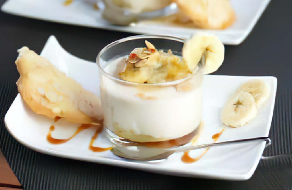 Panna cotta à la banane et amandes grillees